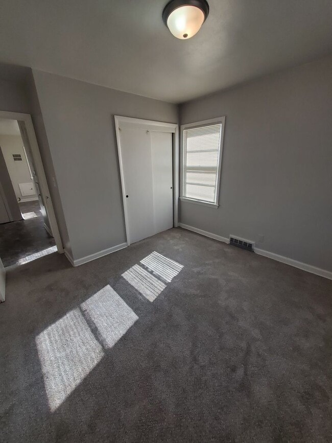 Building Photo - 2 Bedroom Single Family - Brand new Flooring