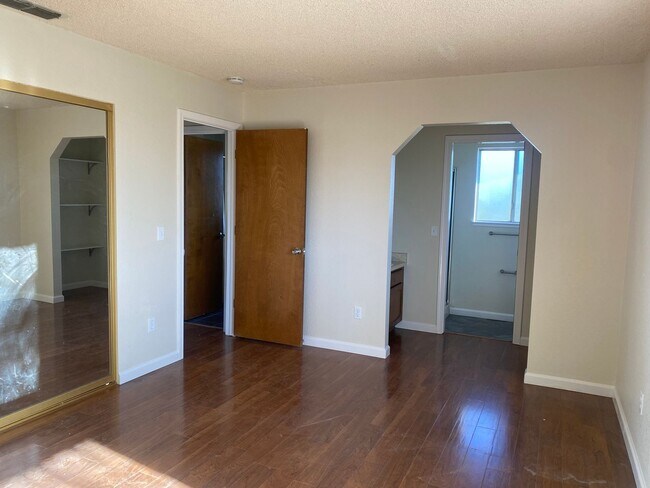 Building Photo - 3 BEDROOM 2 BATHROOM HOME IN THE PEPPERTREE SUBDIVISION