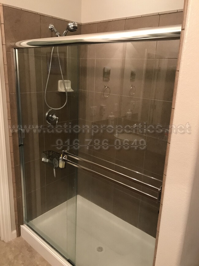Building Photo - Gated Community - Single Story - 3 Bed, 2 ...