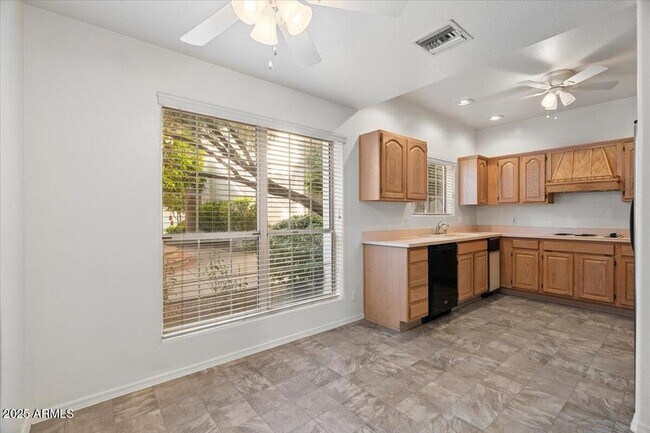 Building Photo - 5200 S Lakeshore Dr