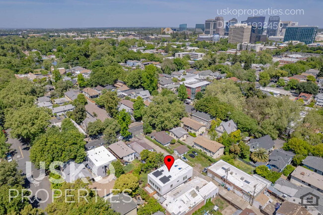 Building Photo - "Chic Urban Living: Spacious 2-Bed, 2-Bath...