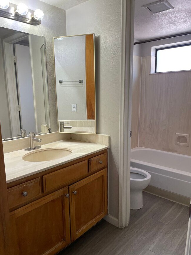 Building Photo - Lovely 2 Bedroom 1  Bath with Fireplace!