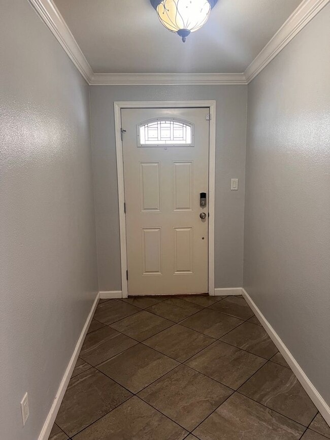 Building Photo - Beautiful 3 Bed / 2 Bath Home with Detached Bonus Space