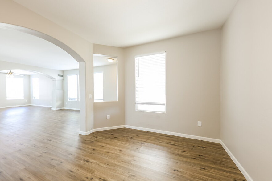 Building Photo - 13416 W Peck Dr
