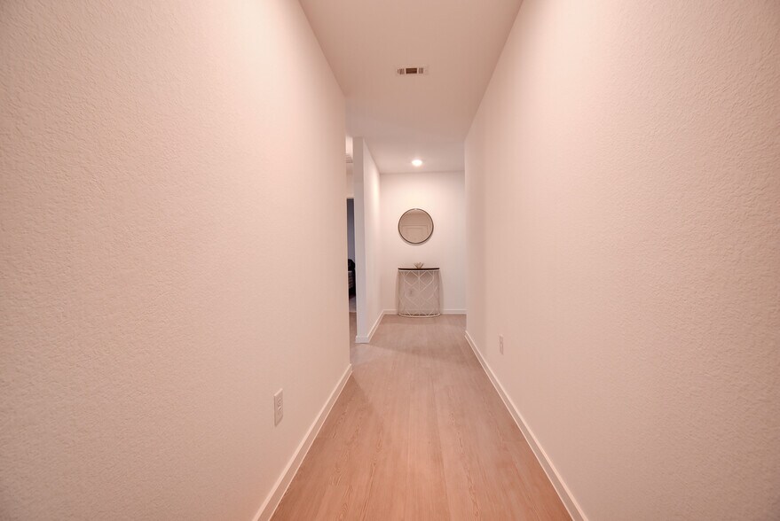 entrance hallway - 410 Emma St