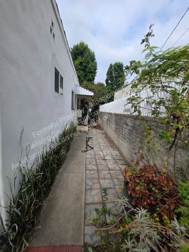Building Photo - 1720 La Senda Pl