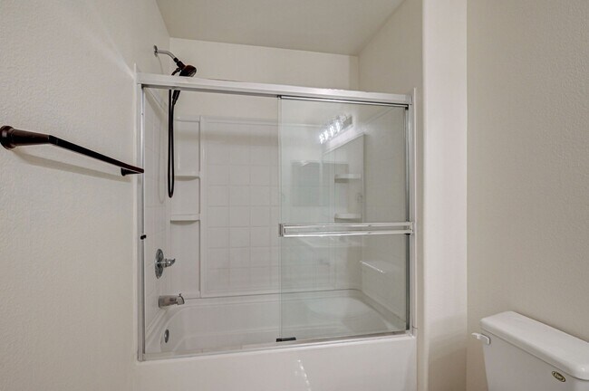 Building Photo - Stylish Townhome with Private Patio!