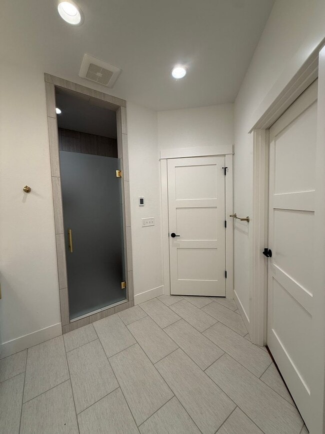 Building Photo - Elegant and Luxurious Cottage Grove Home