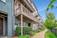 Building Photo - 3 Bed/ 3.5 Bath Townhome in Wedgewood with...