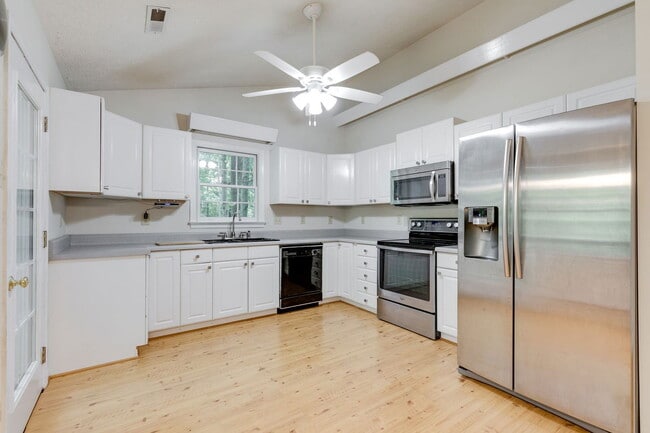 Building Photo - 2290 Greenfield Dr