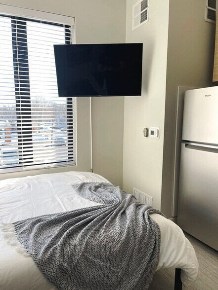 Building Photo - 2530 University Ave