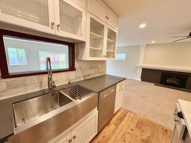 Building Photo - Spacious 3 Bedroom Gilroy Home with AC  & Attached Garage