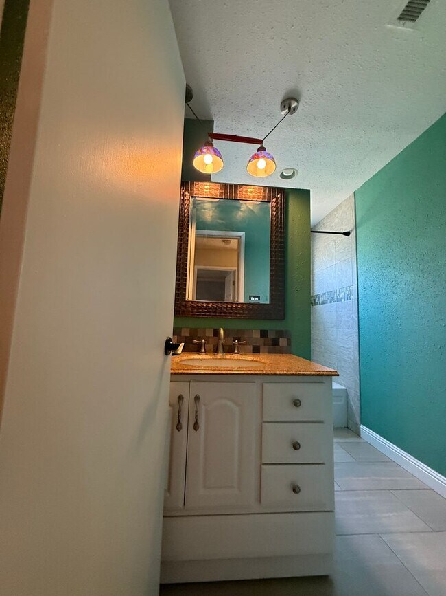 Building Photo - Single Family Home, 4 Bedroom 2 Bath Home ...