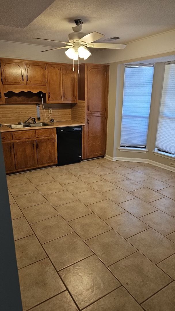 Building Photo - 2487 Hampstead Dr