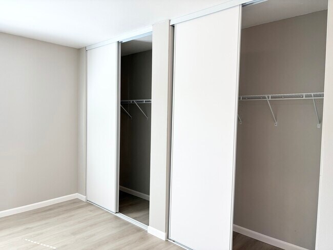 Building Photo - 3571 Lake Crest Dr