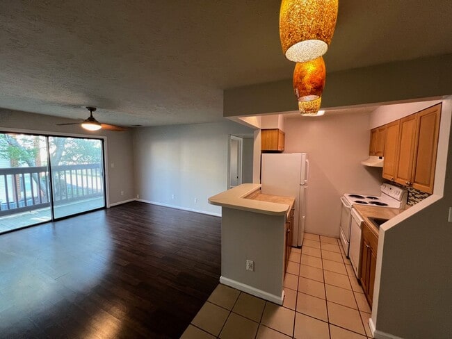 Building Photo - 1 Bedroom Apartment in Hampton Club – Move...