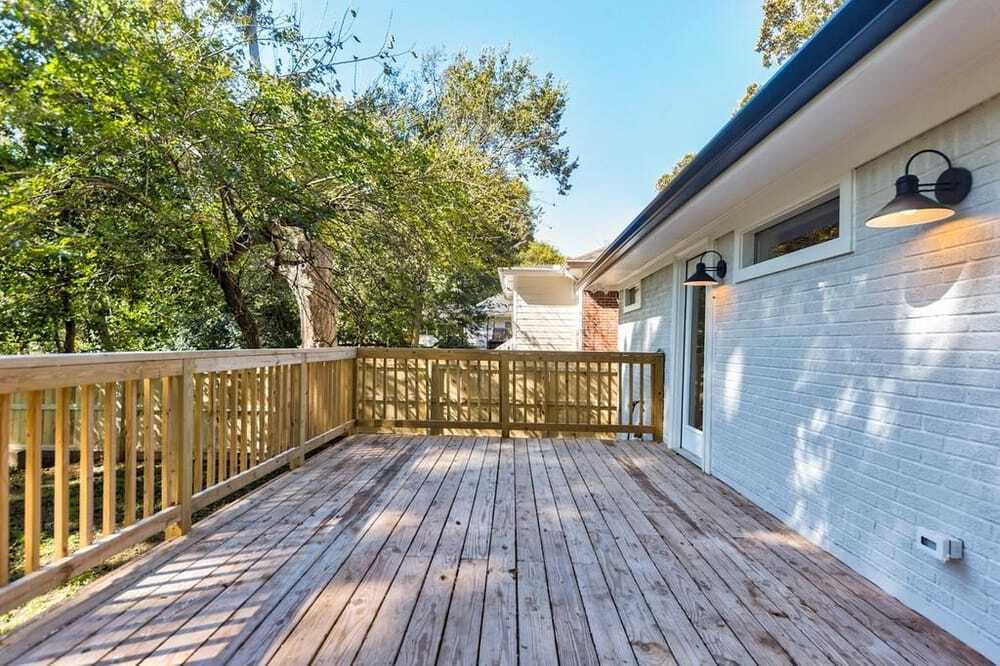 Extra large back Deck - 728 Pearce St SW