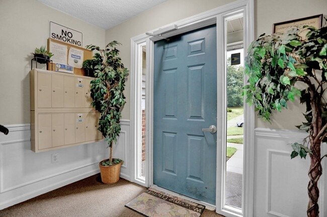 Building Photo - Large 2 Bedroom 2 Bath Ground Floor Condo - ZERO STEPS!