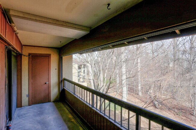 Building Photo - 2BD/1.1BA:  Cozy Columbia Condo