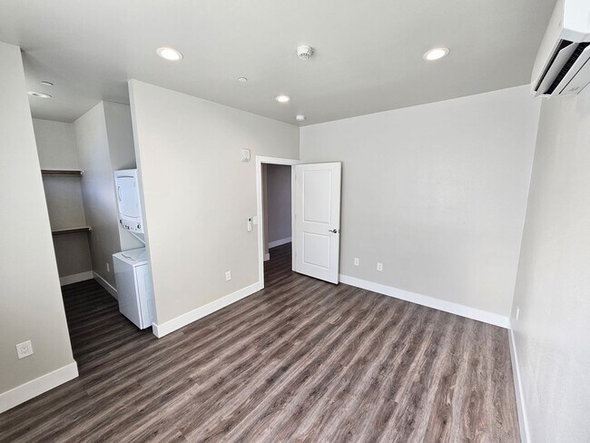 Building Photo - **Nearly New 1-Bedroom Midtown Apartment f...