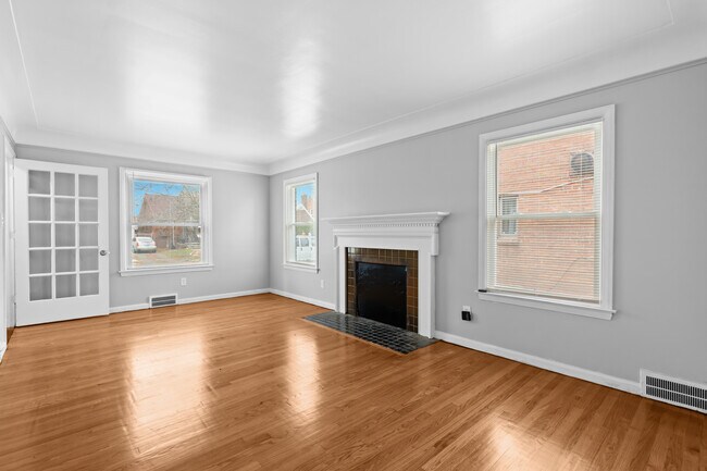 Building Photo - 5566 Haverhill St