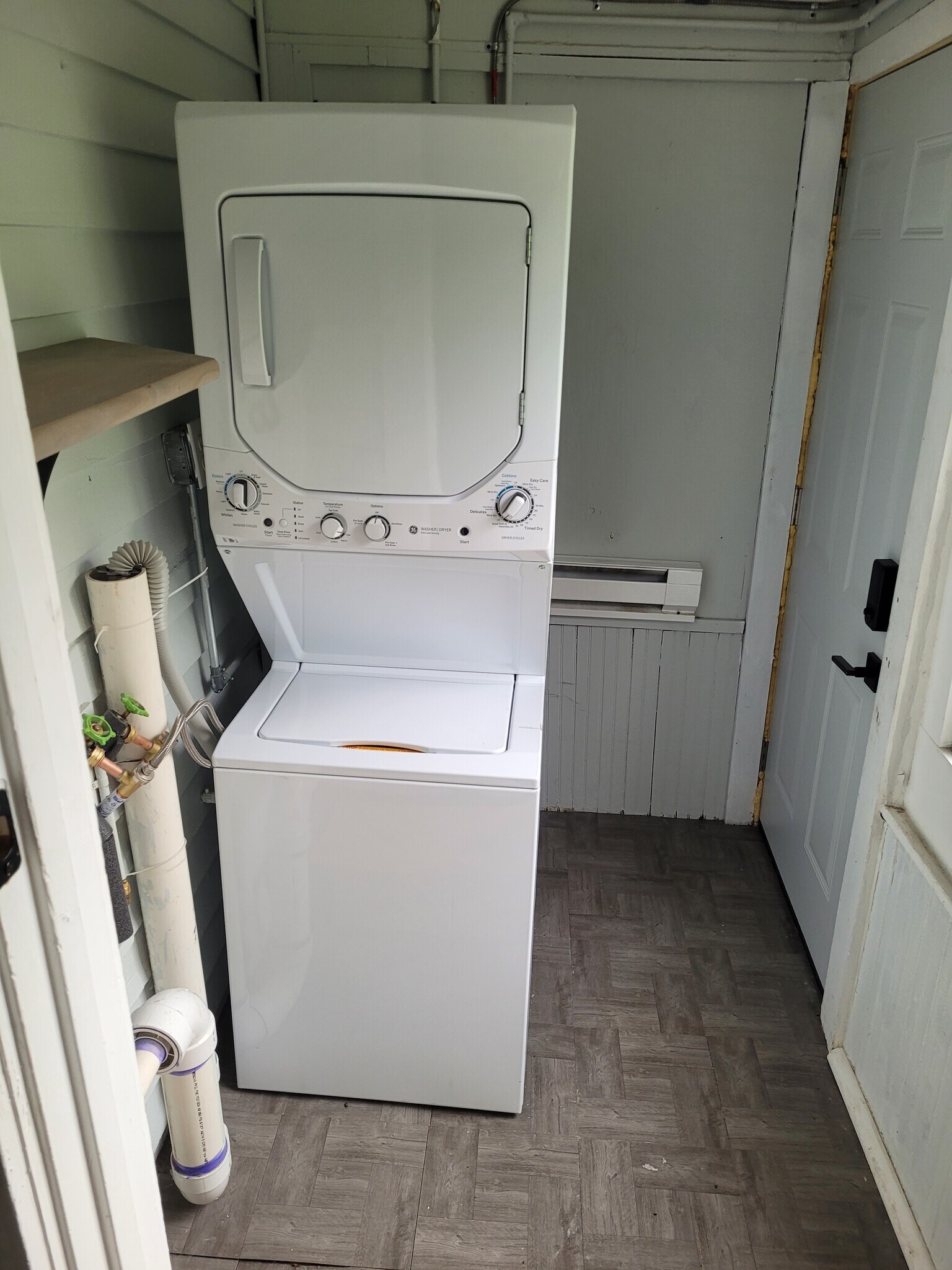 Laundry room - 3014 California St NE
