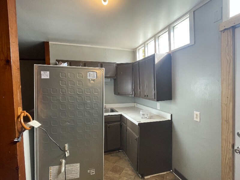 Building Photo - 613 W 6th St