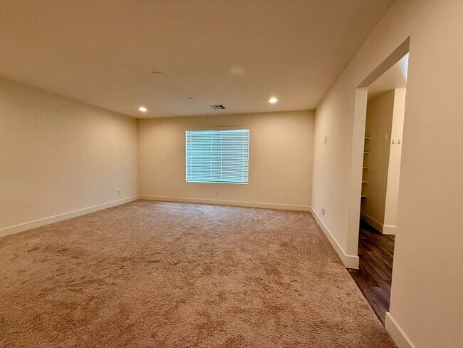 Building Photo - 3 BED 2.5 BATH 2 CAR GARAGE TOWNHOUSE w/ PRIVATE BACKYARD in GATED COMMUNITY.