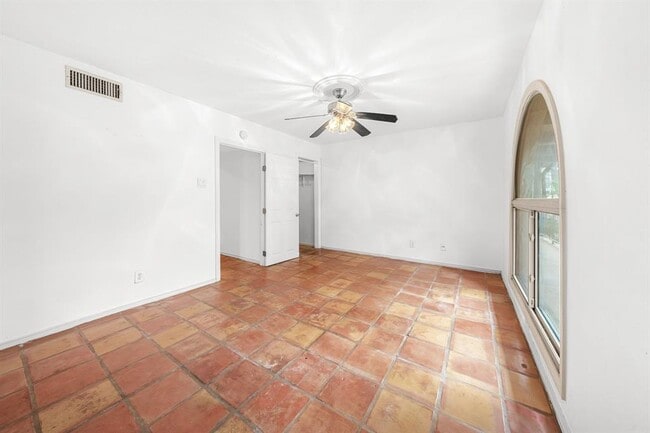 Building Photo - 505 W 7th St