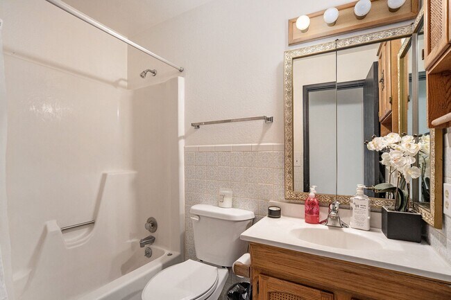 Building Photo - 4 bed/3 bath very spacious, fully furnishe...