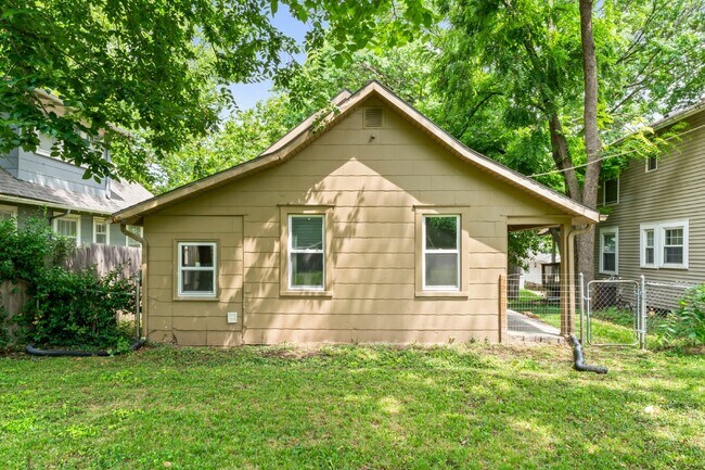 Building Photo - Coming Soon!! Charming 2-Bedroom Home!