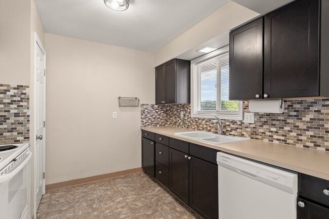 Building Photo - 2 Bedroom 1 Bath Duplex w/ Yard & Parking