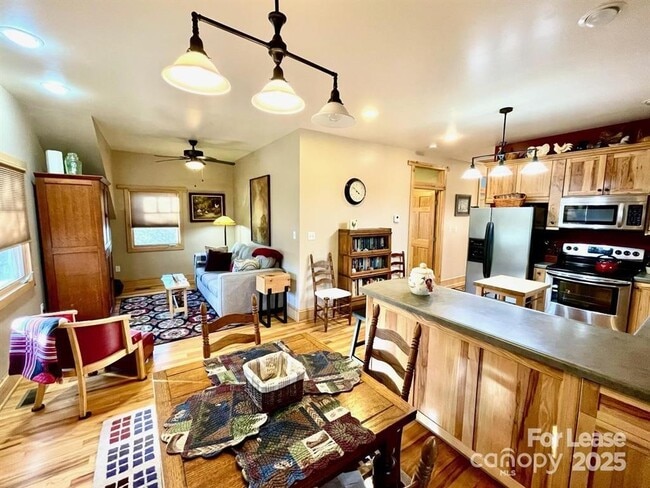 Building Photo - 304 9th St