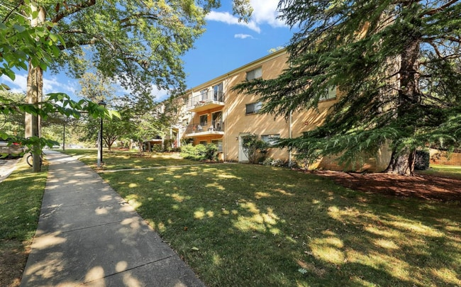 Building Photo - Bright Top-Floor 2BR Condo with Balcony in Parkside Community
