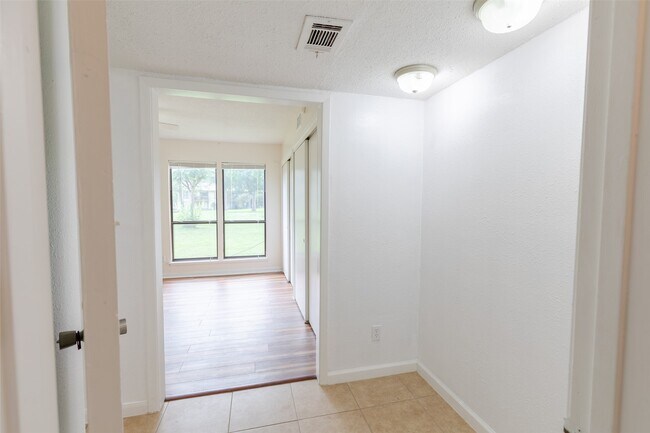 Building Photo - 15919 Golf Club Dr