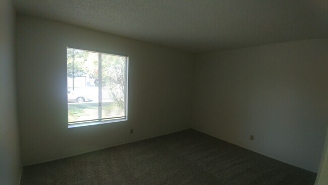 Building Photo - House: 3 Bedroom / 2 Bathroom - Loomis  (COMING SOON!!)