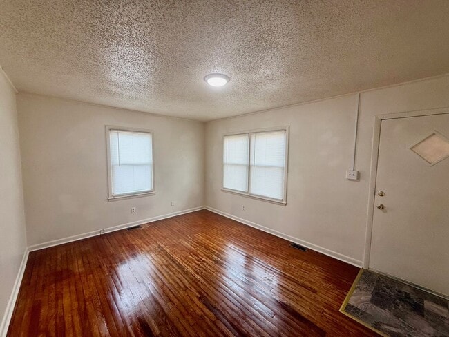 Building Photo - Two bedroom, 1 bath house in Burlington