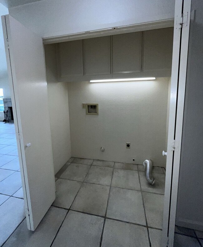 Building Photo - Corner Lot