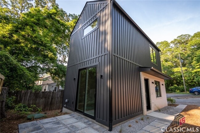 Building Photo - 297 Morton Ave