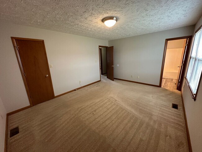 Building Photo - 8516 Amish Dr