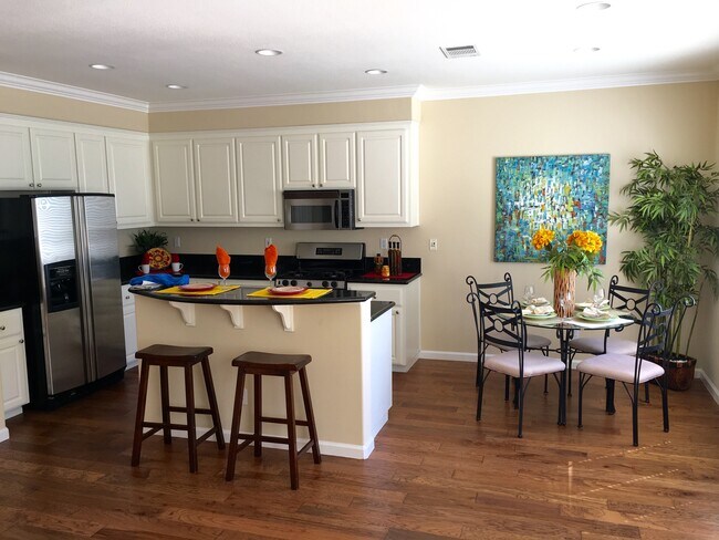 Open kitchen with breakfast area - 928 Baines St