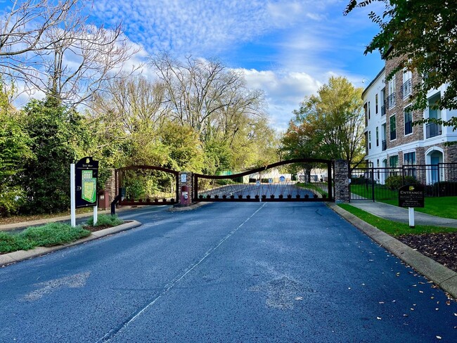 Building Photo - BEAUTIFUL CONDO WITH AMENITIES NEAR VANDER...