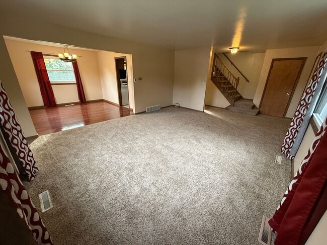 Building Photo - Spacious 5-Bedroom Home for Rent in Sioux ...