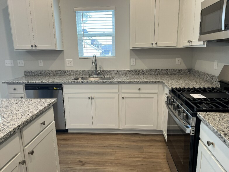 Building Photo - 5303 Spicewood Lk Dr