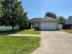 Building Photo - Beautiful home in highly sought after CDA ...