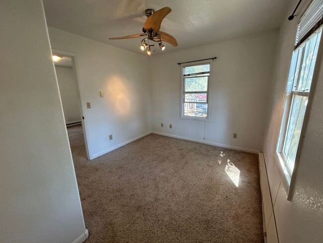 Building Photo - Cozy 2 Bedroom 1 Bath w/ all amenities and...