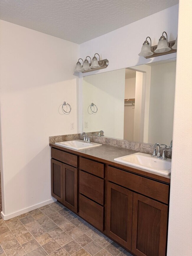Building Photo - Beautiful Home in Montrose Community!