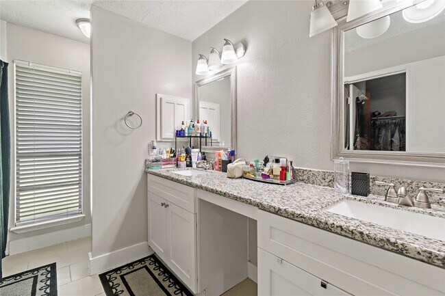 Building Photo - 1910 E Navaho Trail