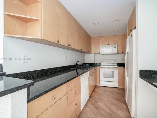 Building Photo - 10350 W Bay Harbor Dr