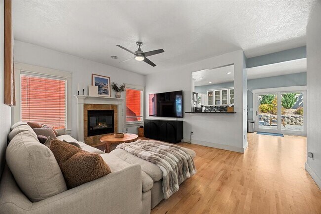 Building Photo - Beautiful 3 bed 2.5 bath home